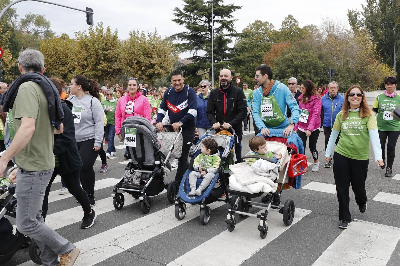 Participantes en la marcha contra el cáncer. 