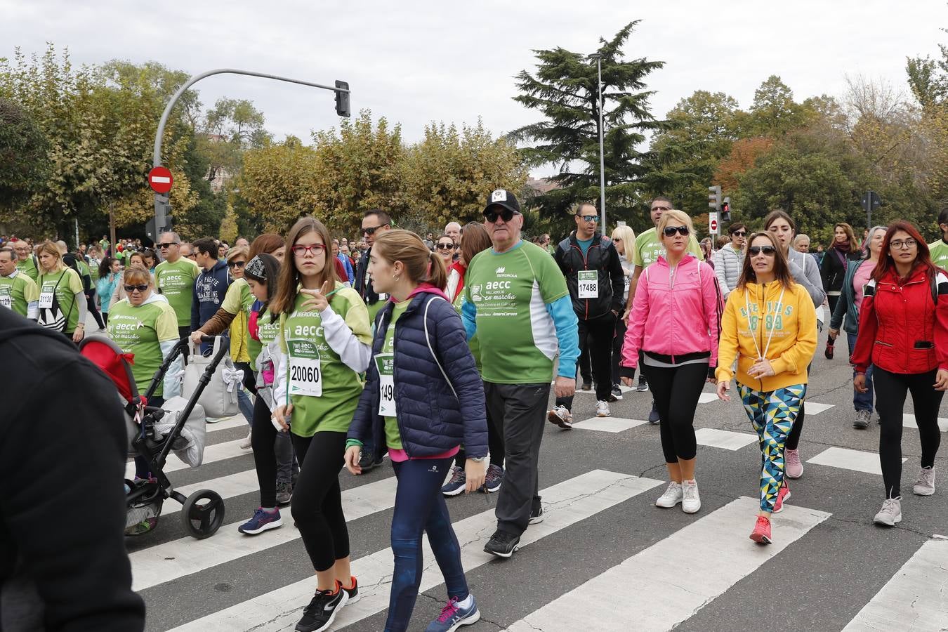 Participantes en la marcha contra el cáncer. 