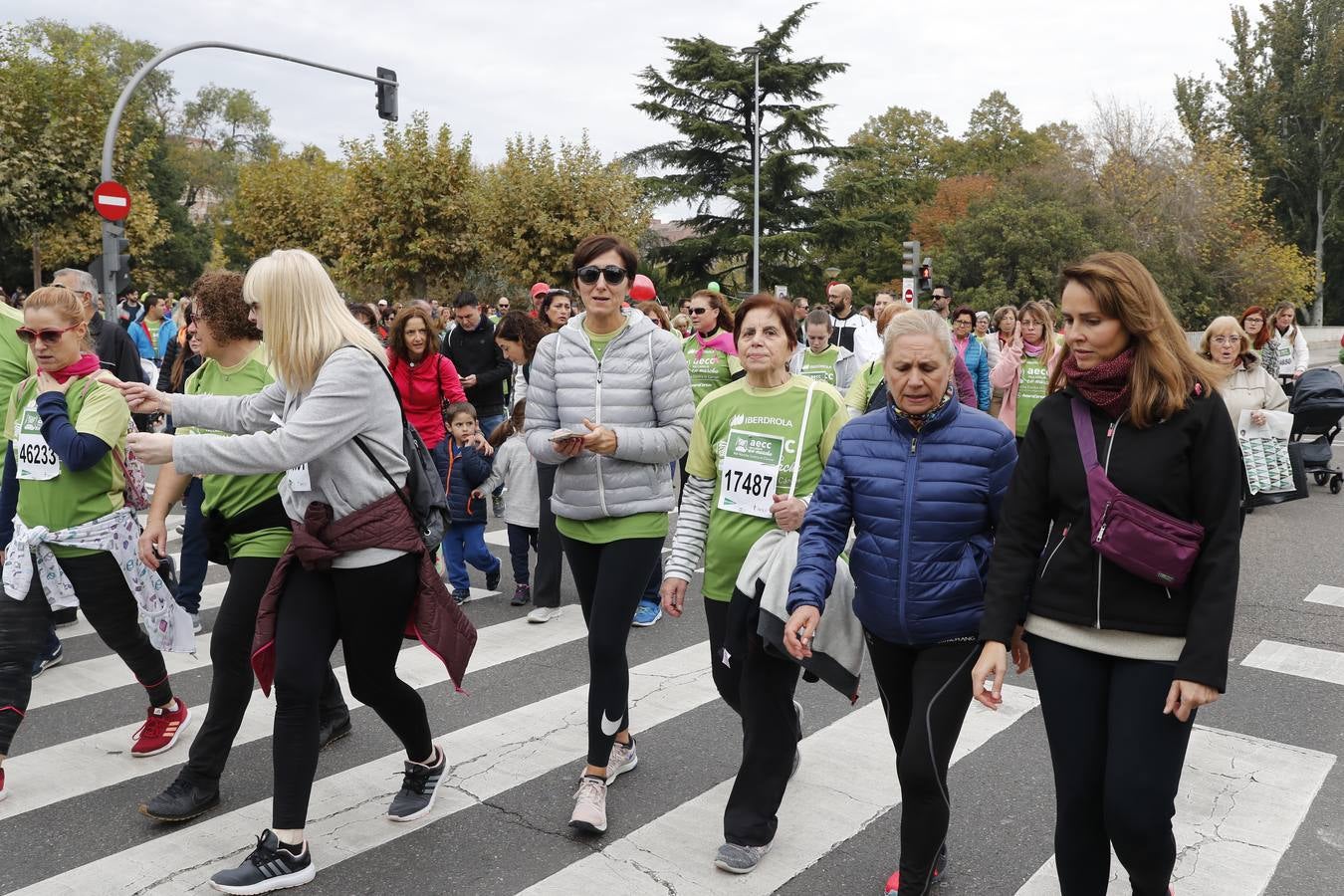 Participantes en la marcha contra el cáncer. 