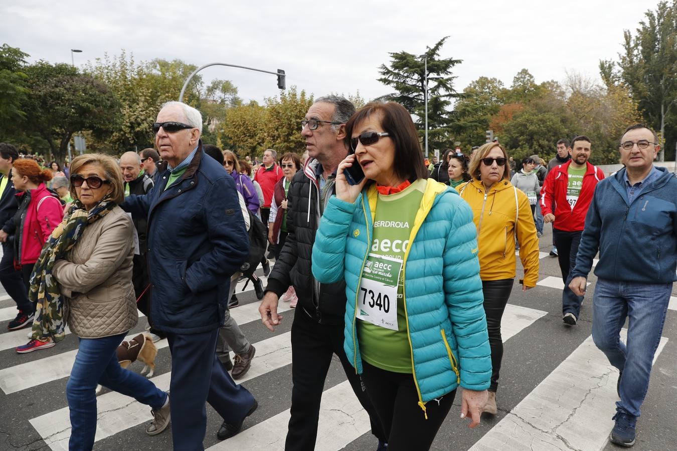 Participantes en la marcha contra el cáncer. 