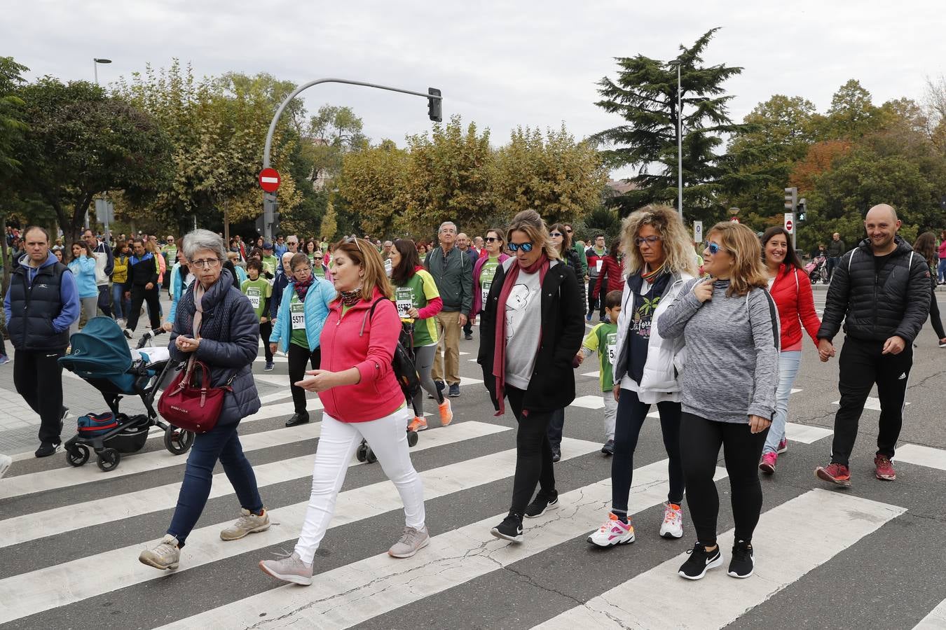 Participantes en la marcha contra el cáncer. 