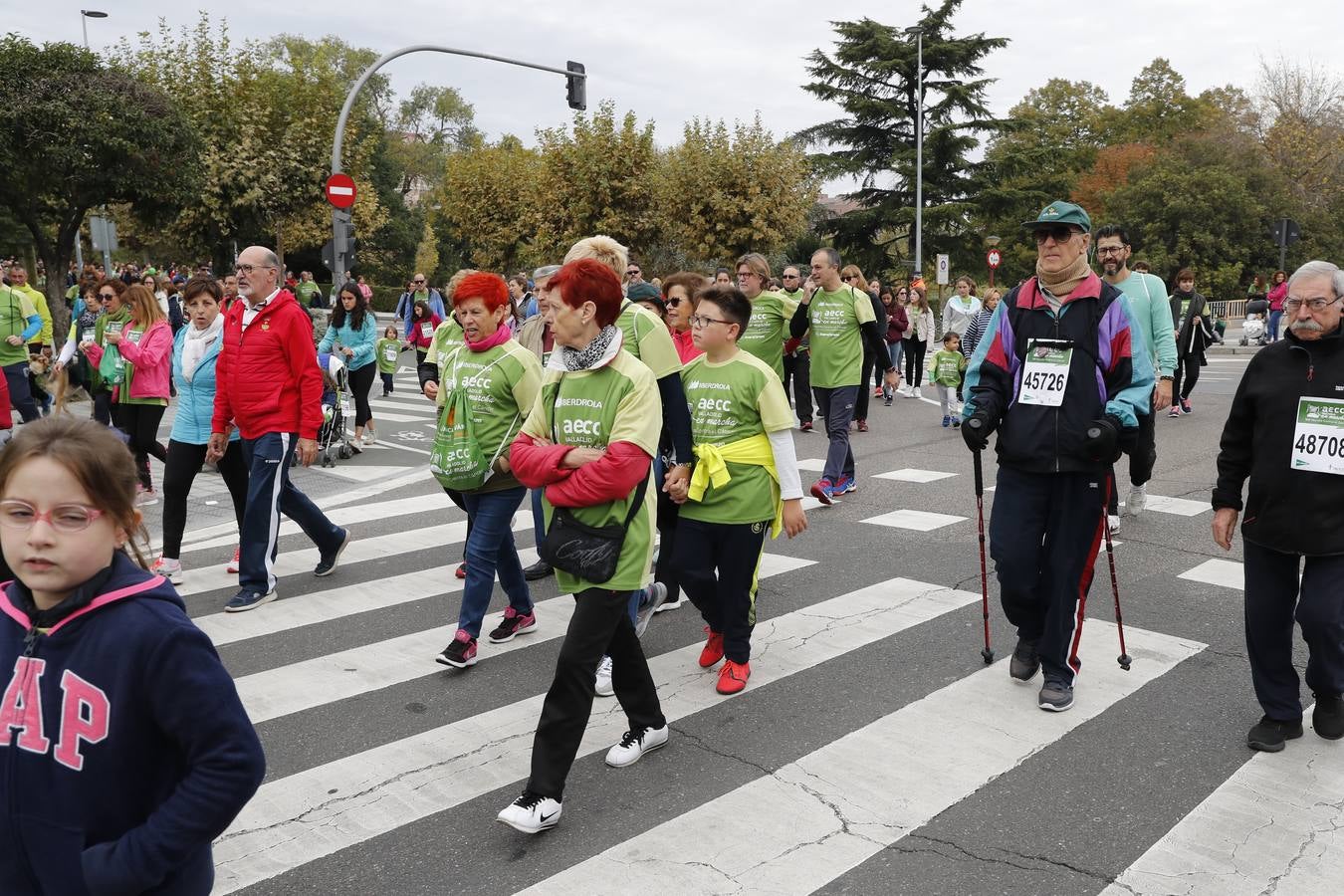 Participantes en la marcha contra el cáncer. 