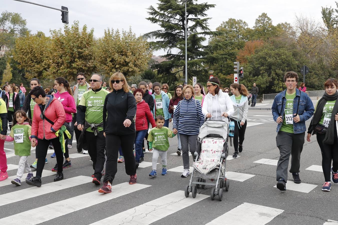 Participantes en la marcha contra el cáncer. 