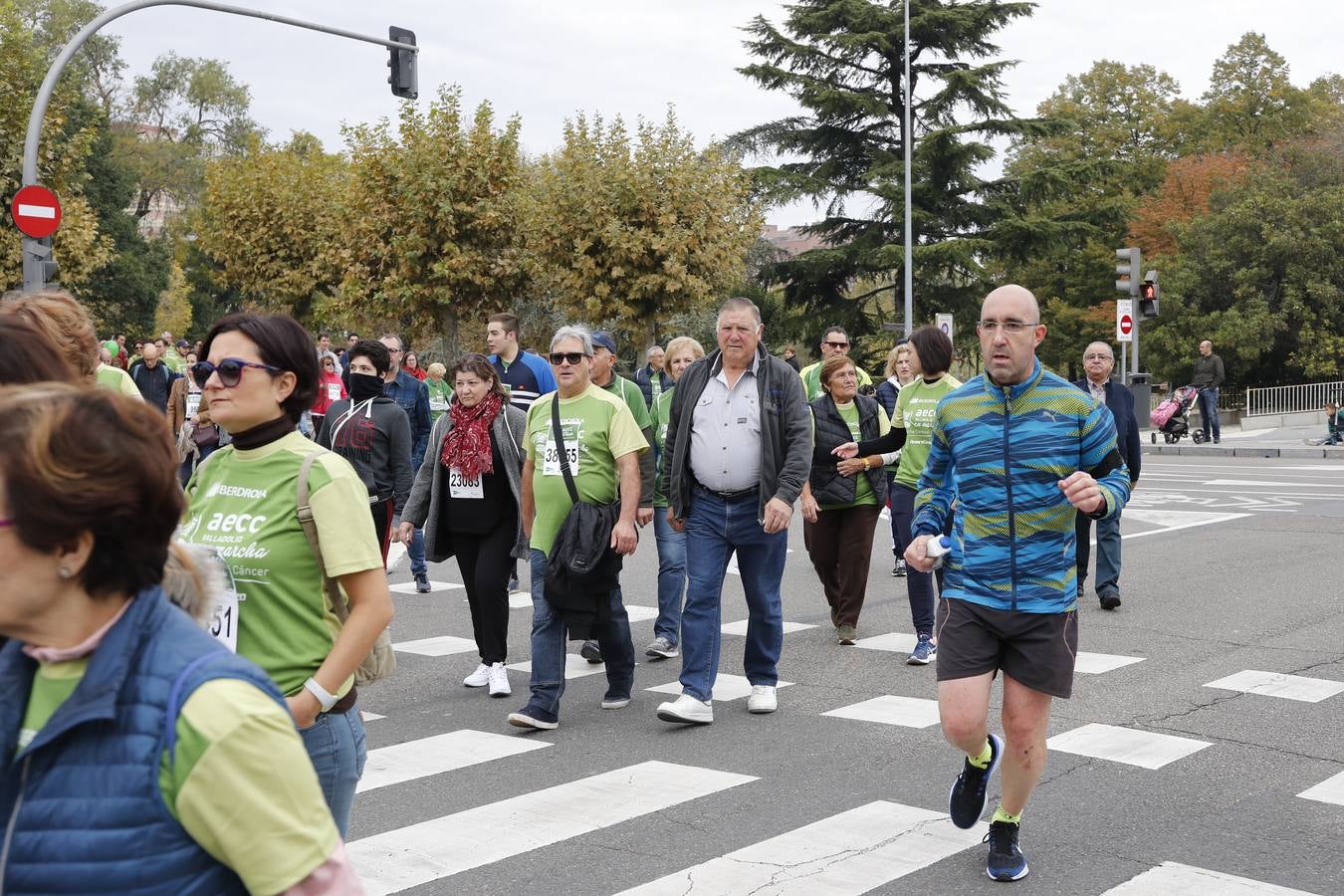 Participantes en la marcha contra el cáncer. 