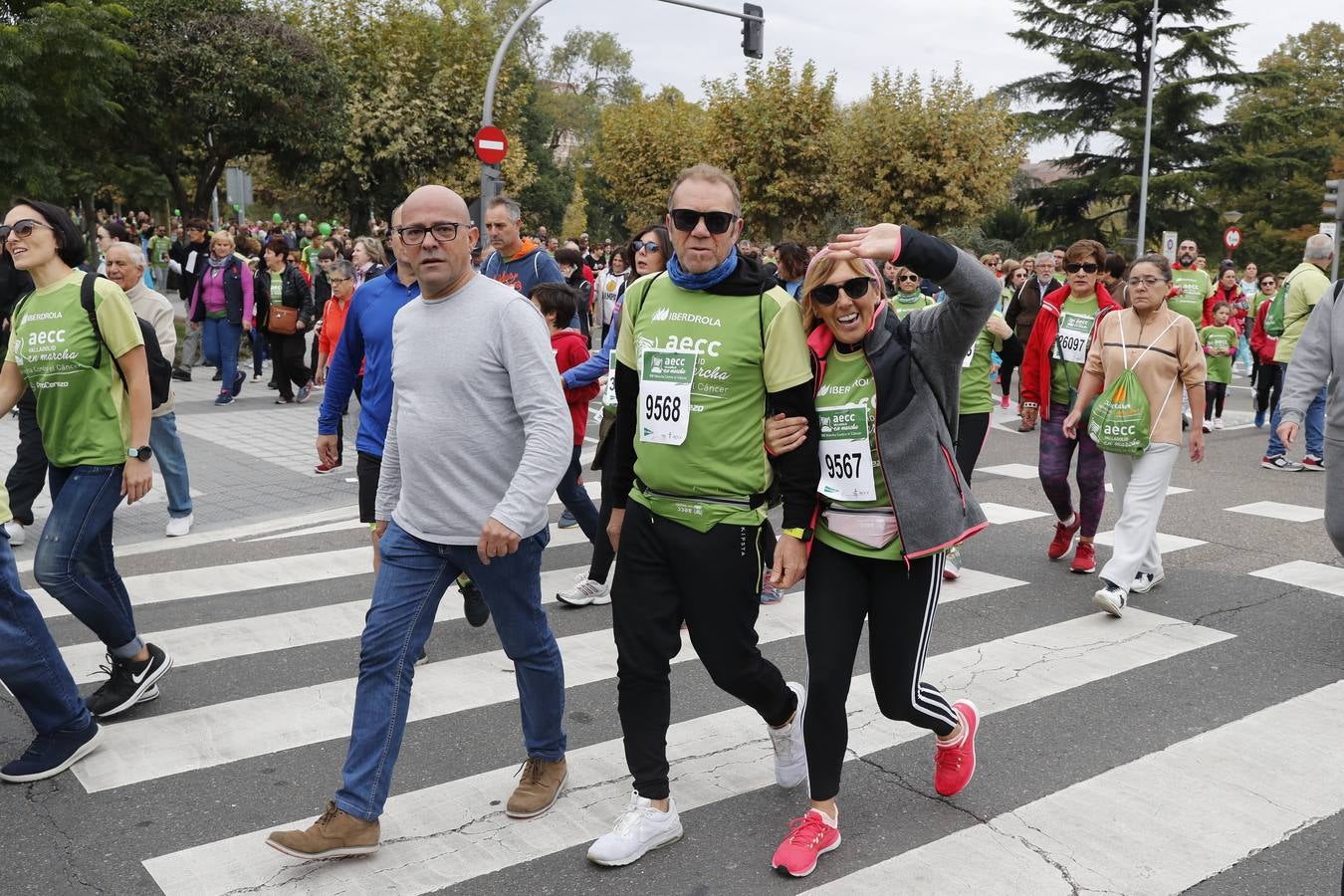 Participantes en la marcha contra el cáncer. 