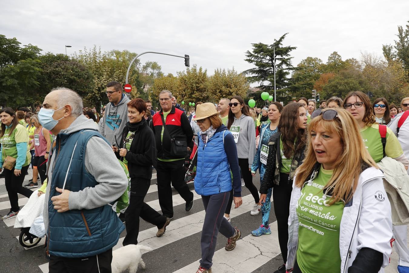 Participantes en la marcha contra el cáncer. 