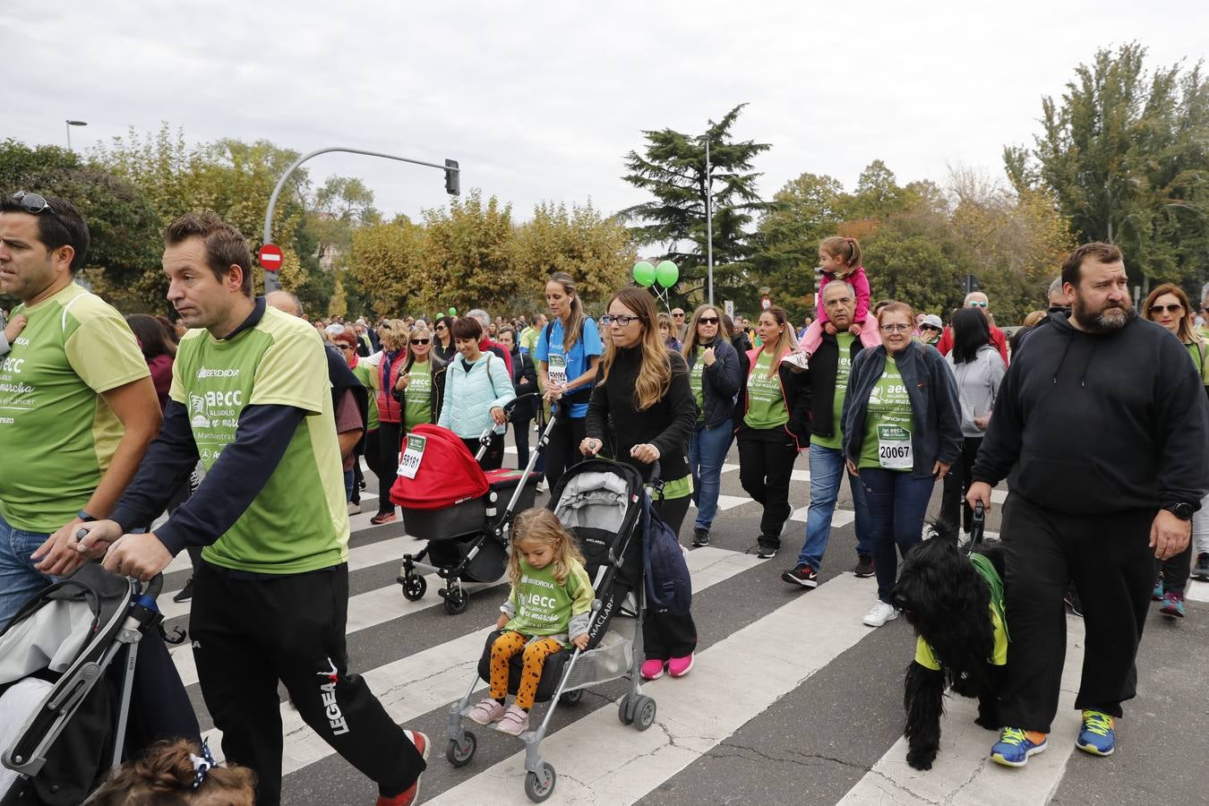 Participantes en la marcha contra el cáncer. 