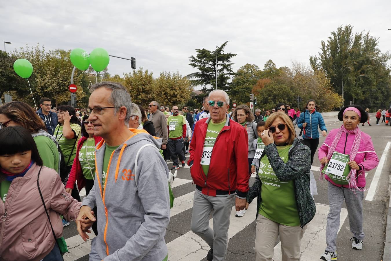 Participantes en la marcha contra el cáncer. 