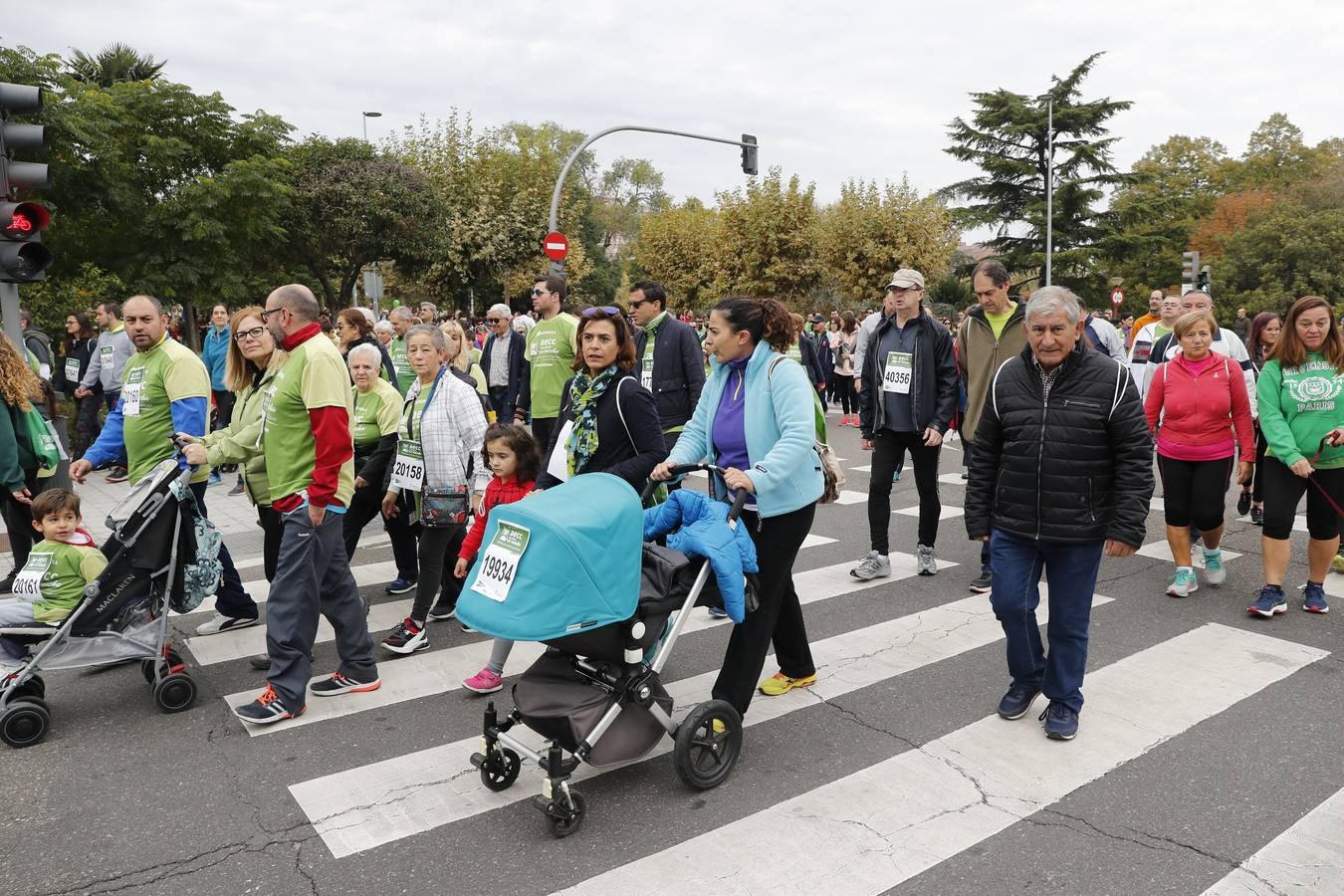 Participantes en la marcha contra el cáncer. 