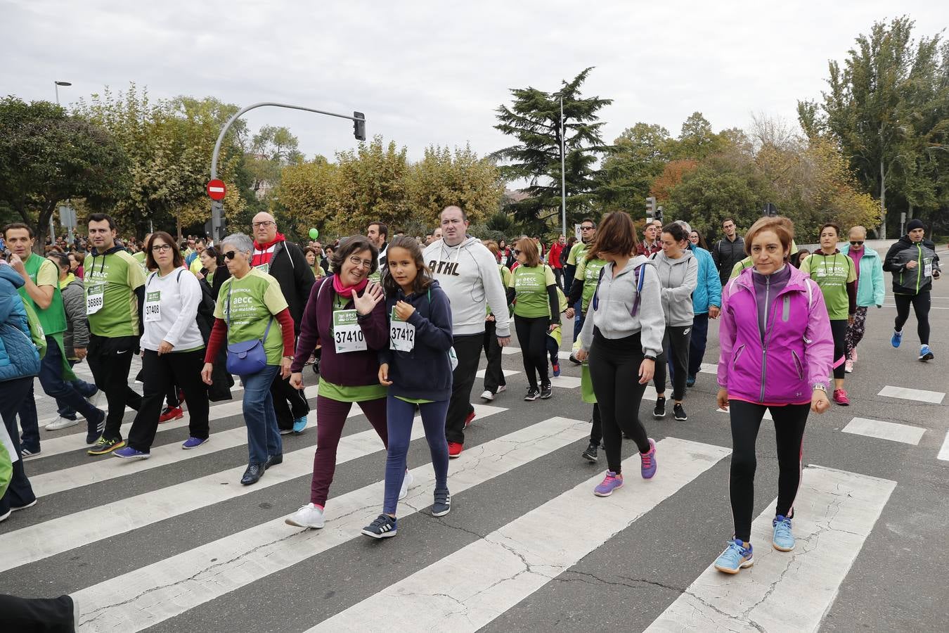 Participantes en la marcha contra el cáncer. 