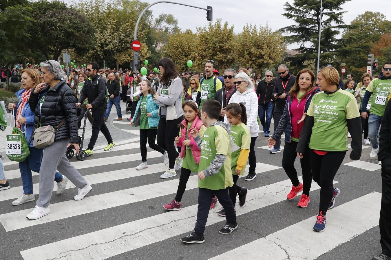 Participantes en la marcha contra el cáncer. 