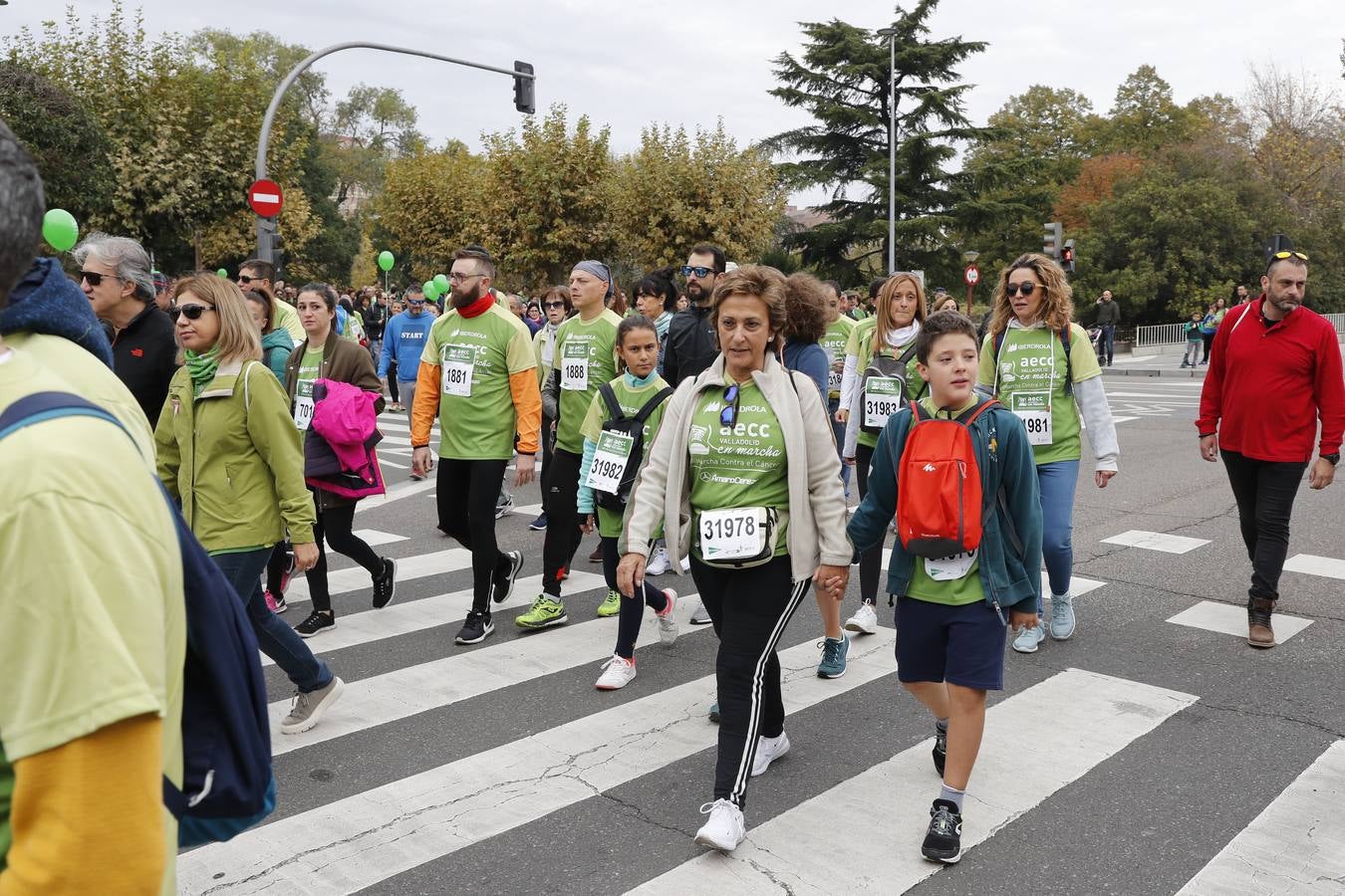 Participantes en la marcha contra el cáncer. 