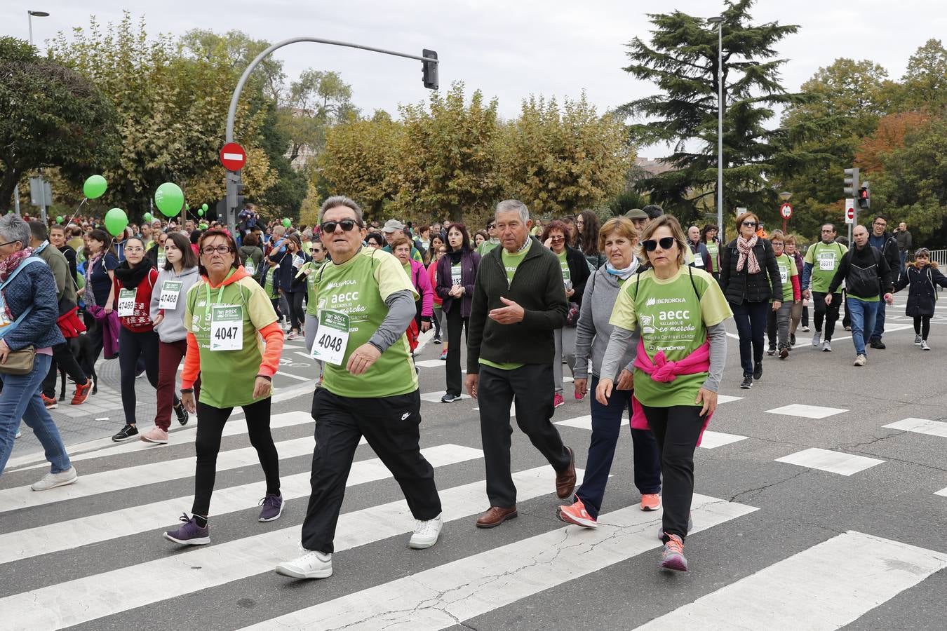 Participantes en la marcha contra el cáncer. 