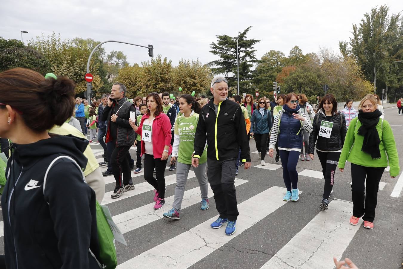 Participantes en la marcha contra el cáncer. 