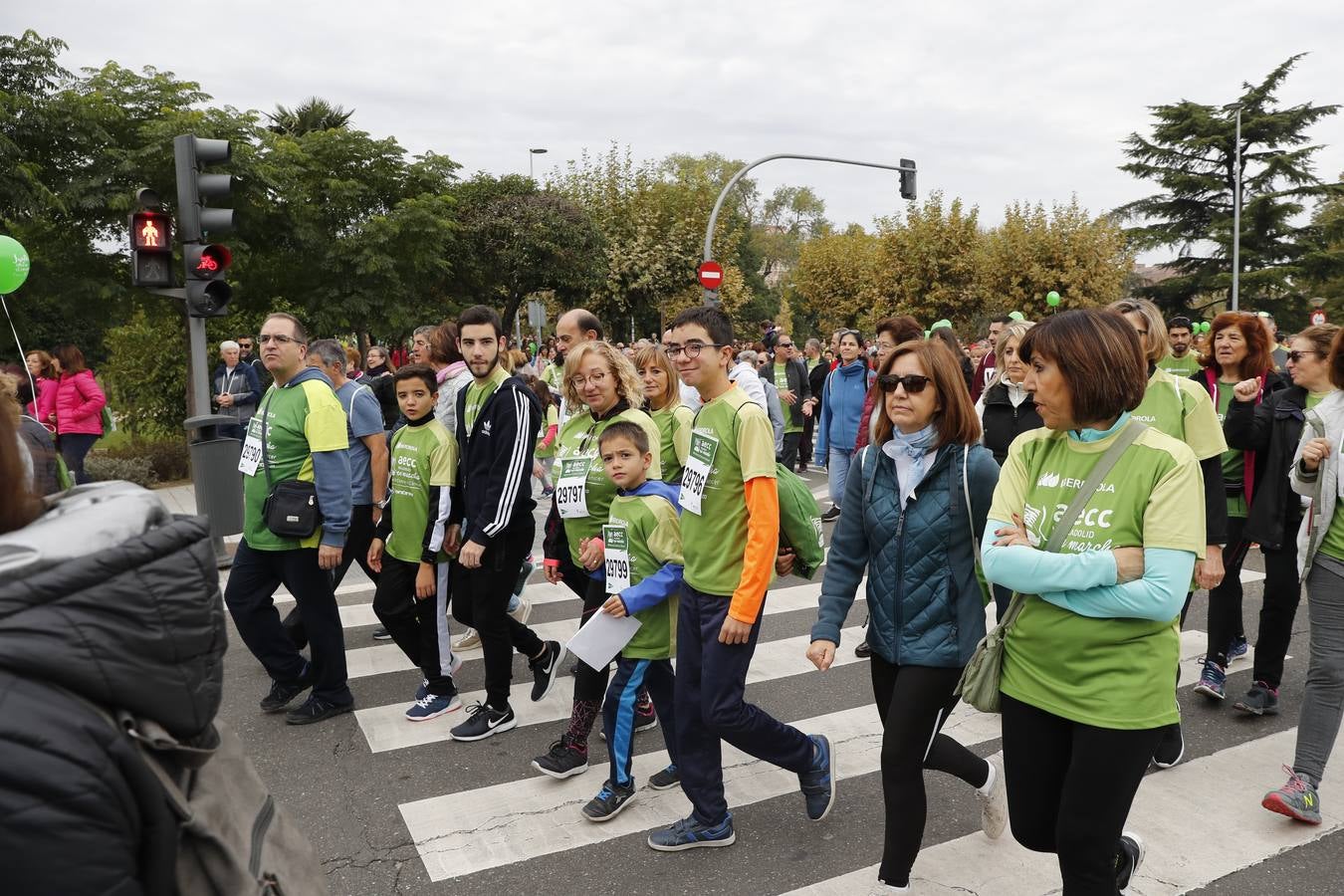 Participantes en la marcha contra el cáncer. 