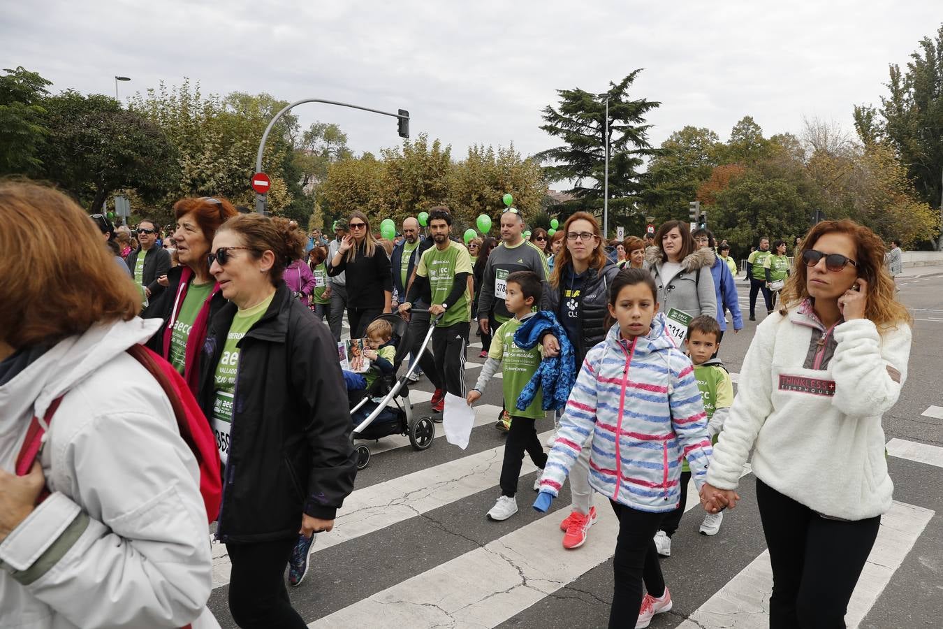 Participantes en la marcha contra el cáncer. 