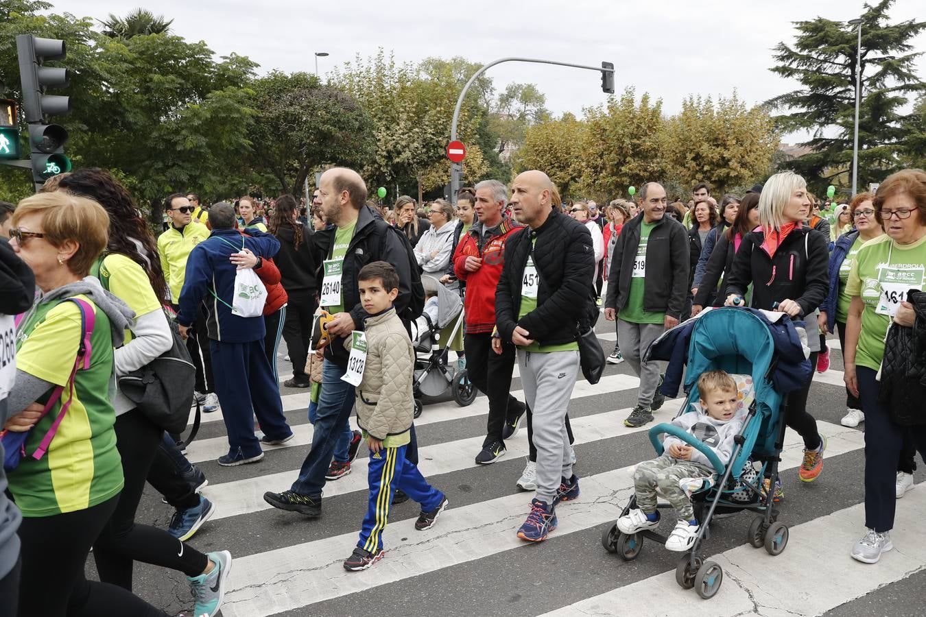 Participantes en la marcha contra el cáncer. 