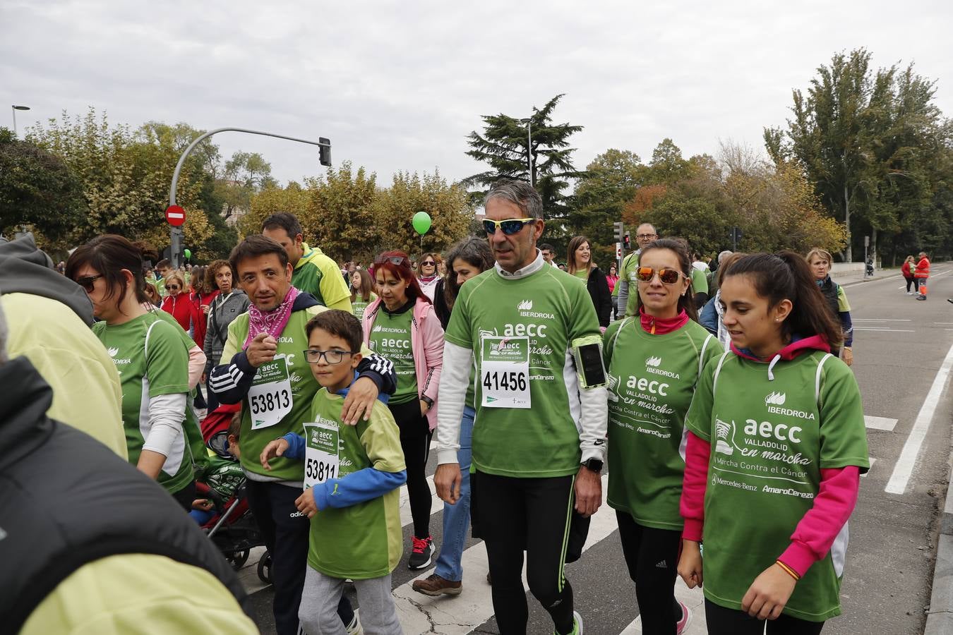 Participantes en la marcha contra el cáncer. 