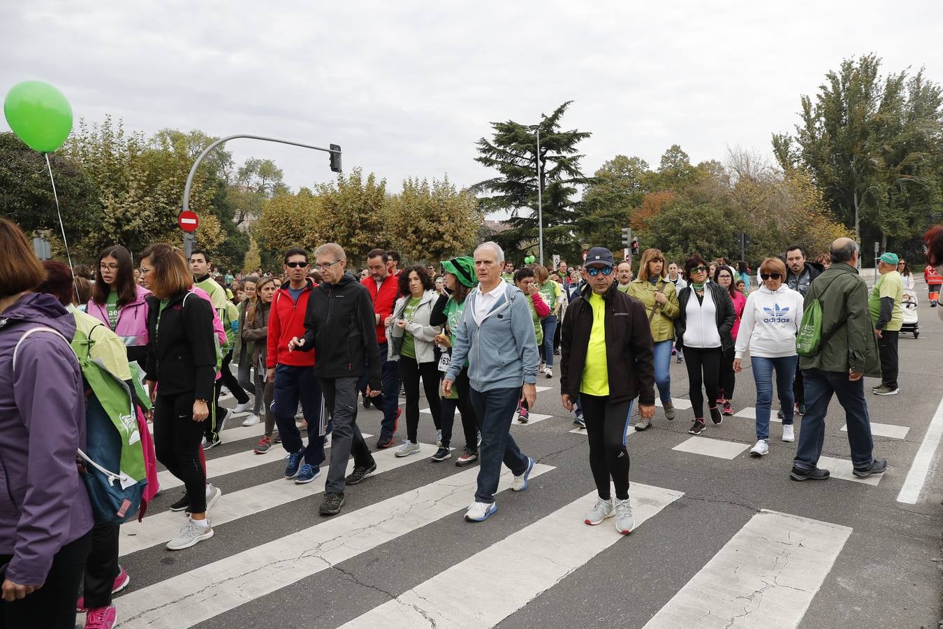 Participantes en la marcha contra el cáncer. 