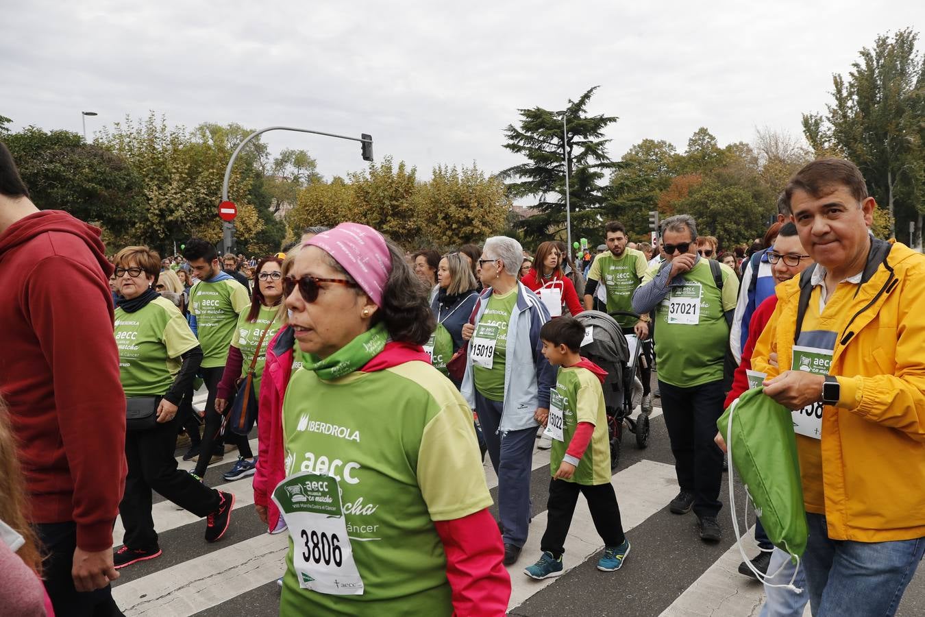 Participantes en la marcha contra el cáncer. 