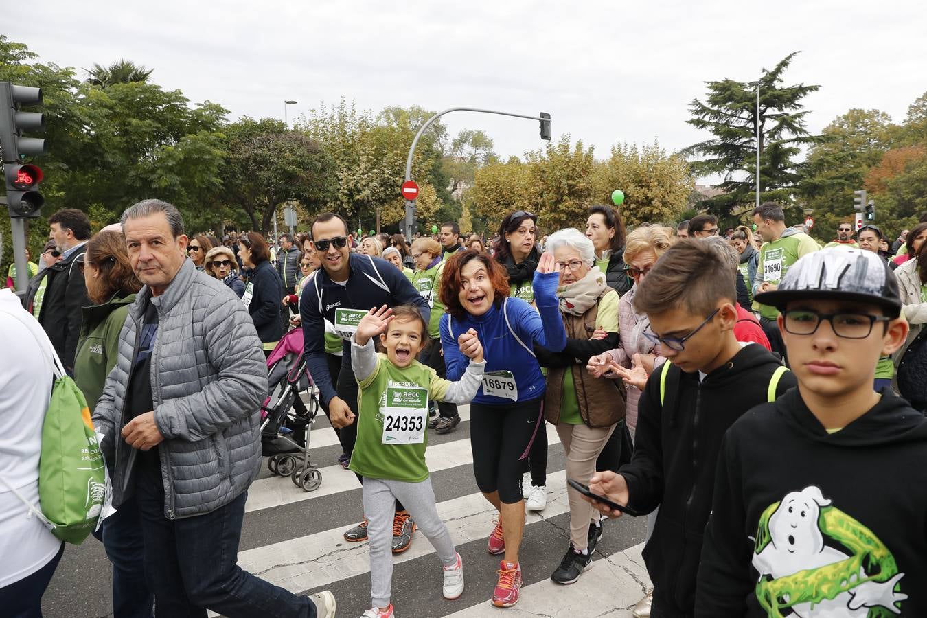 Participantes en la marcha contra el cáncer. 