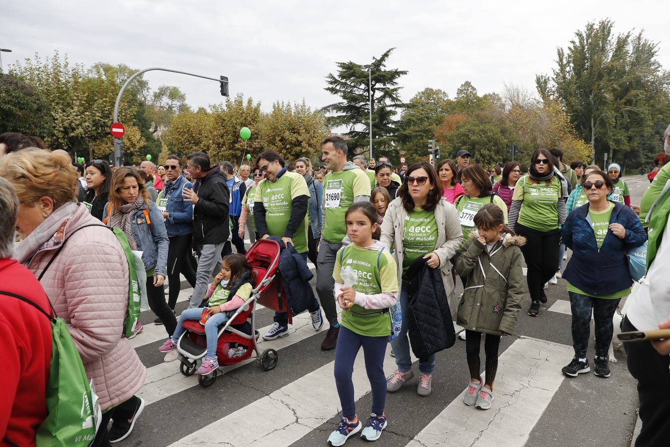 Participantes en la marcha contra el cáncer. 