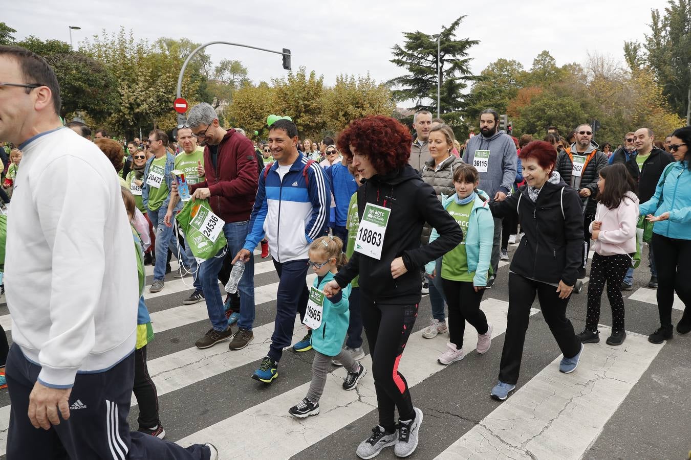 Participantes en la marcha contra el cáncer. 