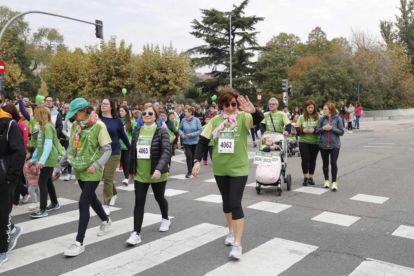 Participantes en la marcha contra el cáncer. 