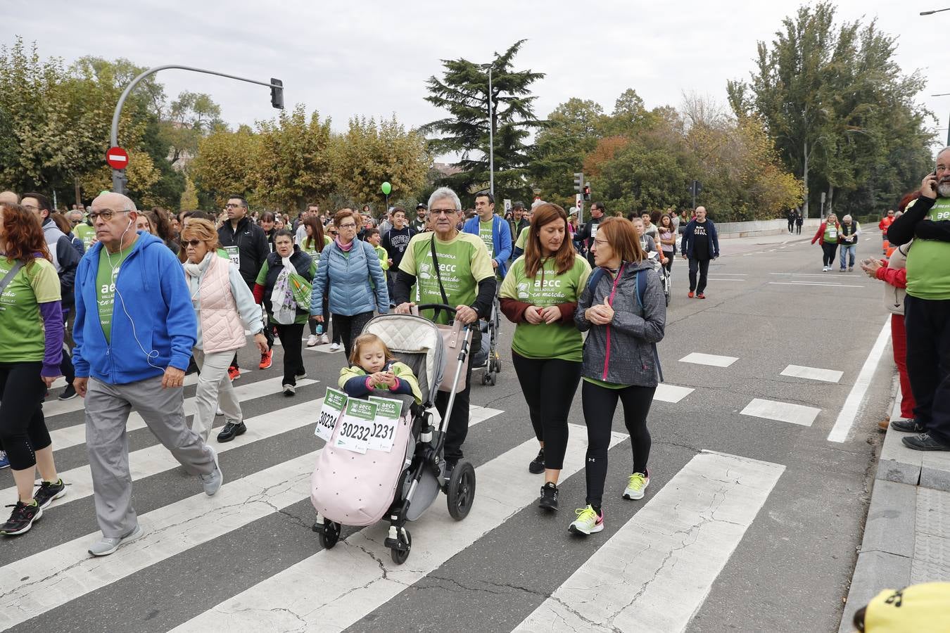 Participantes en la marcha contra el cáncer. 