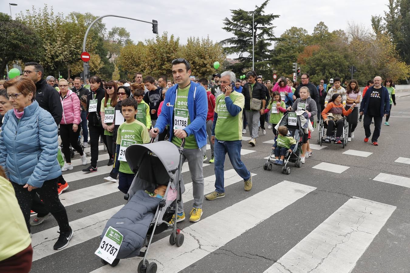 Participantes en la marcha contra el cáncer. 