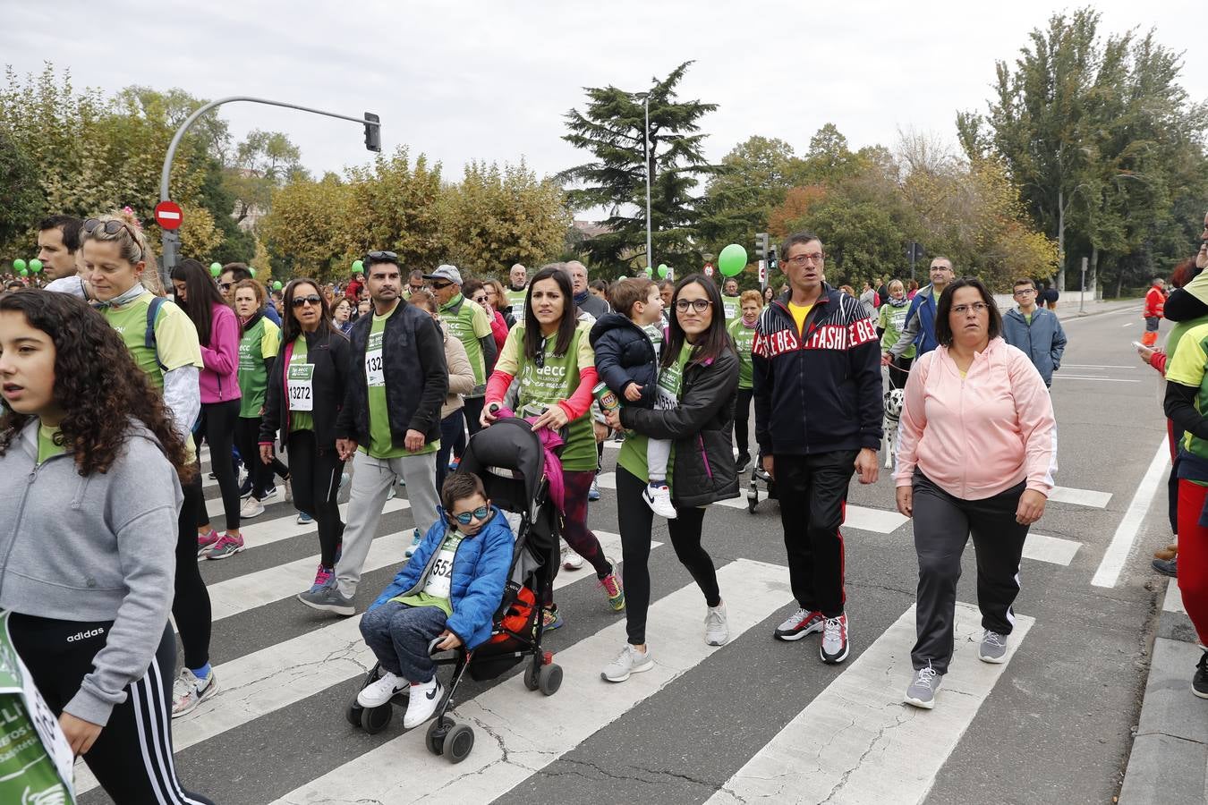 Participantes en la marcha contra el cáncer. 