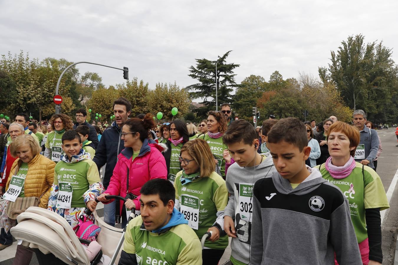 Participantes en la marcha contra el cáncer. 