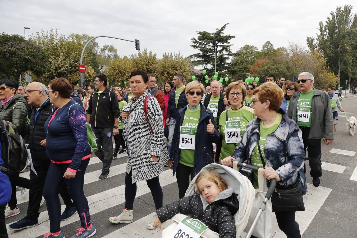 Participantes en la marcha contra el cáncer. 