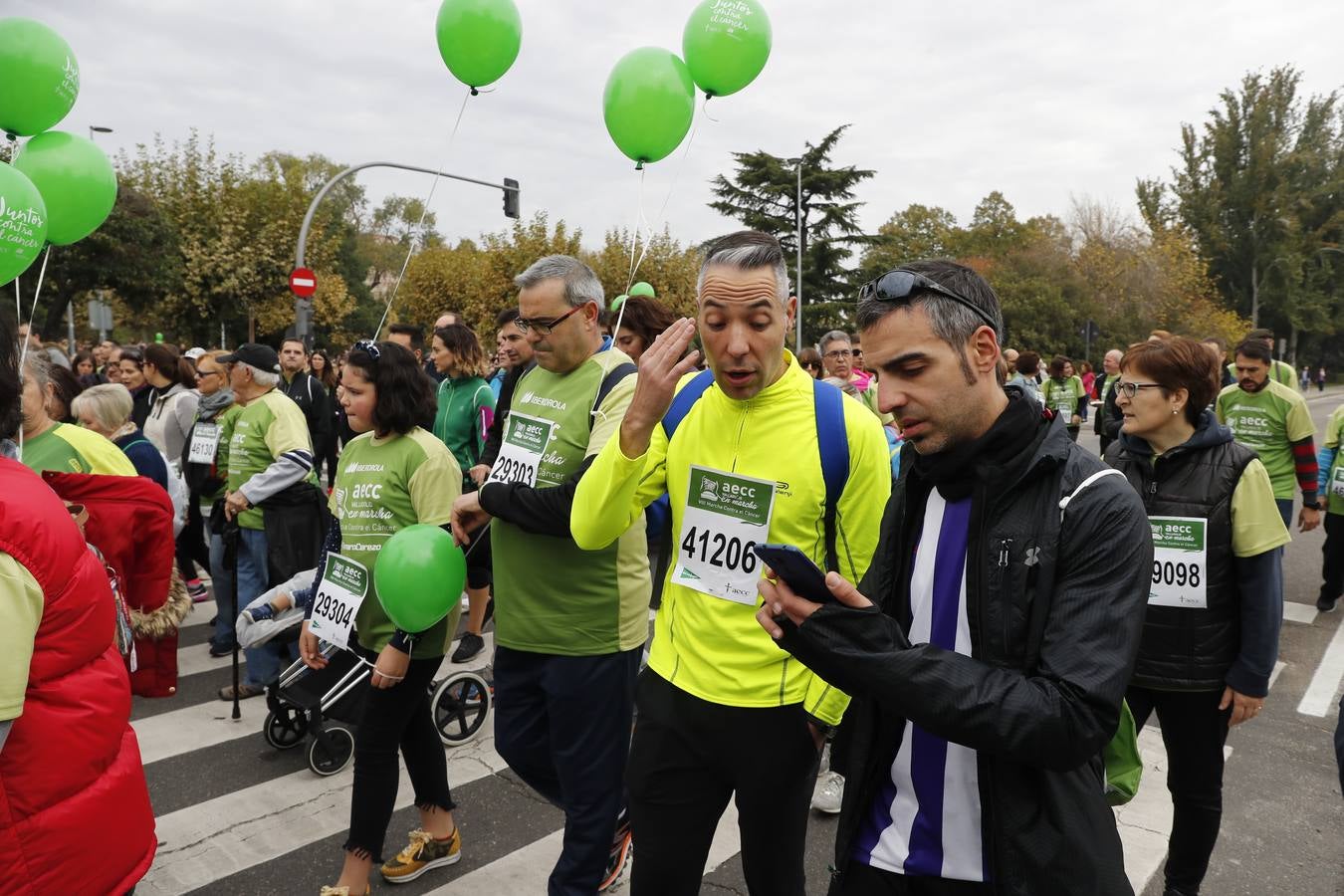 Participantes en la marcha contra el cáncer. 