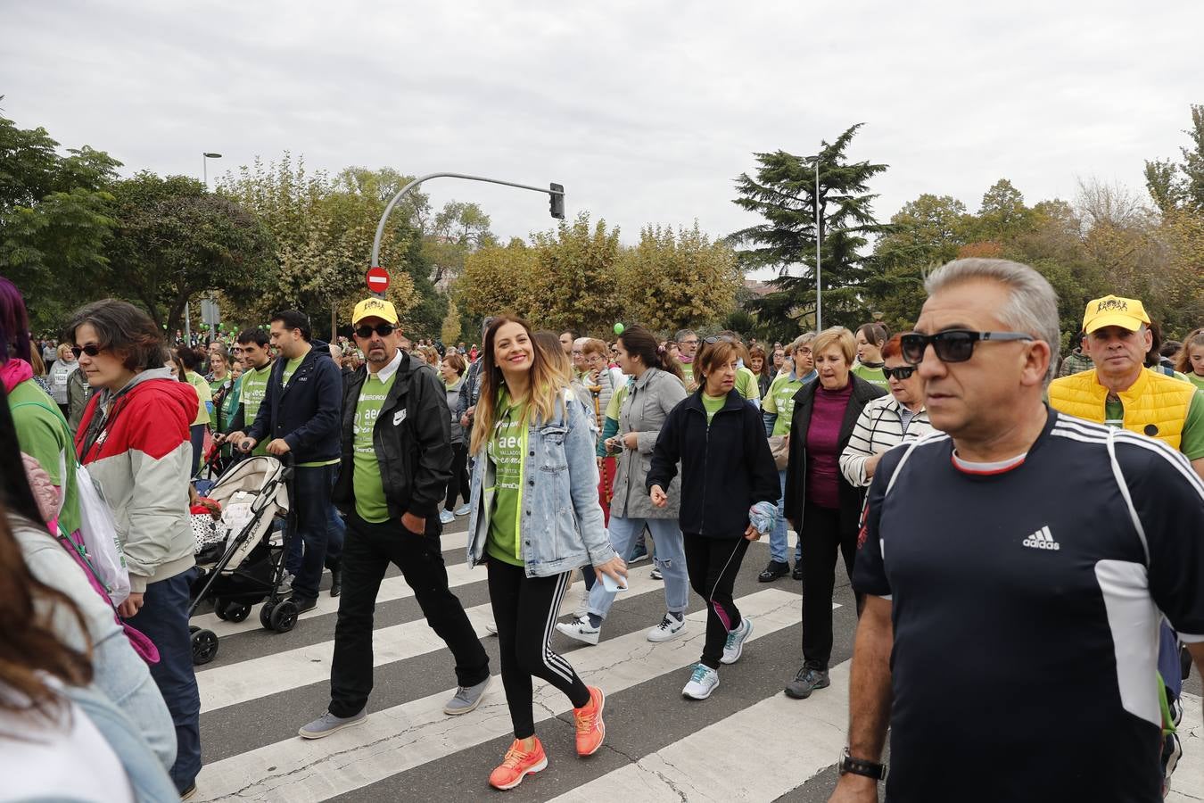 Participantes de la marcha contra el cáncer. 