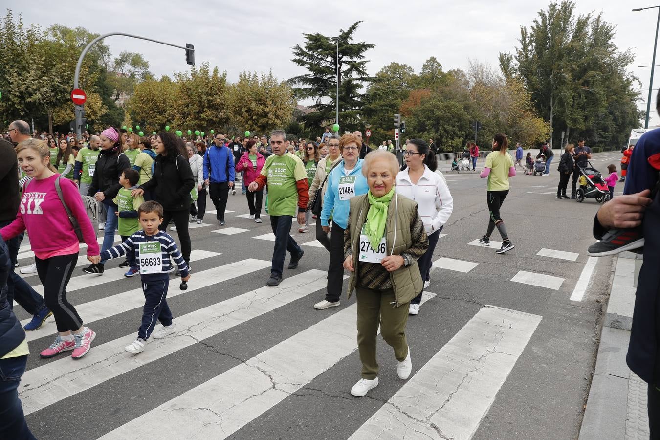 Participantes de la marcha contra el cáncer. 