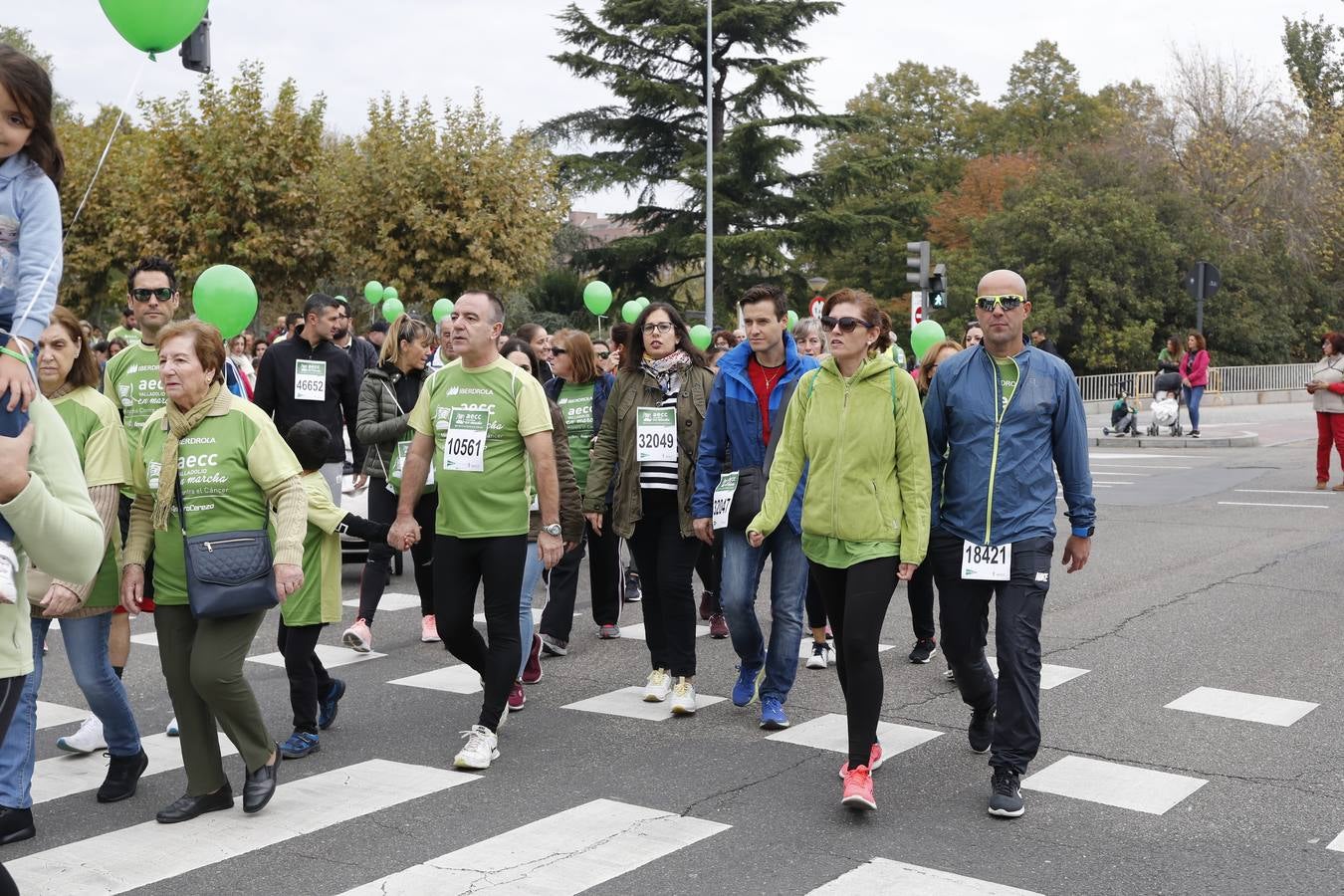 Participantes de la marcha contra el cáncer. 