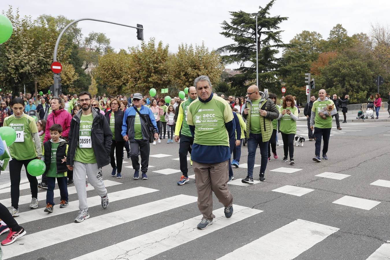 Participantes de la marcha contra el cáncer. 