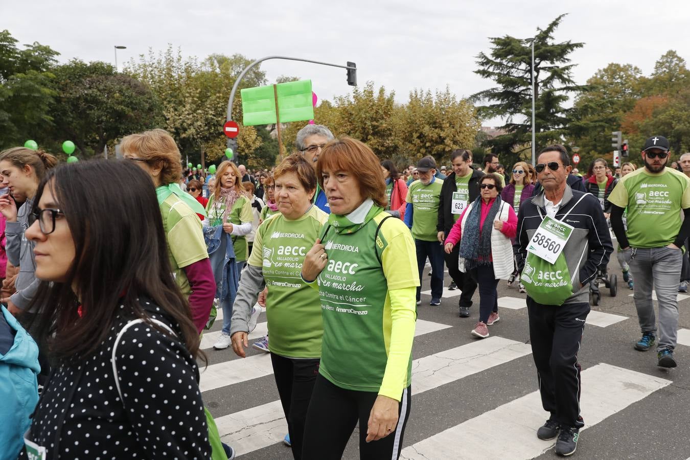 Participantes de la marcha contra el cáncer. 