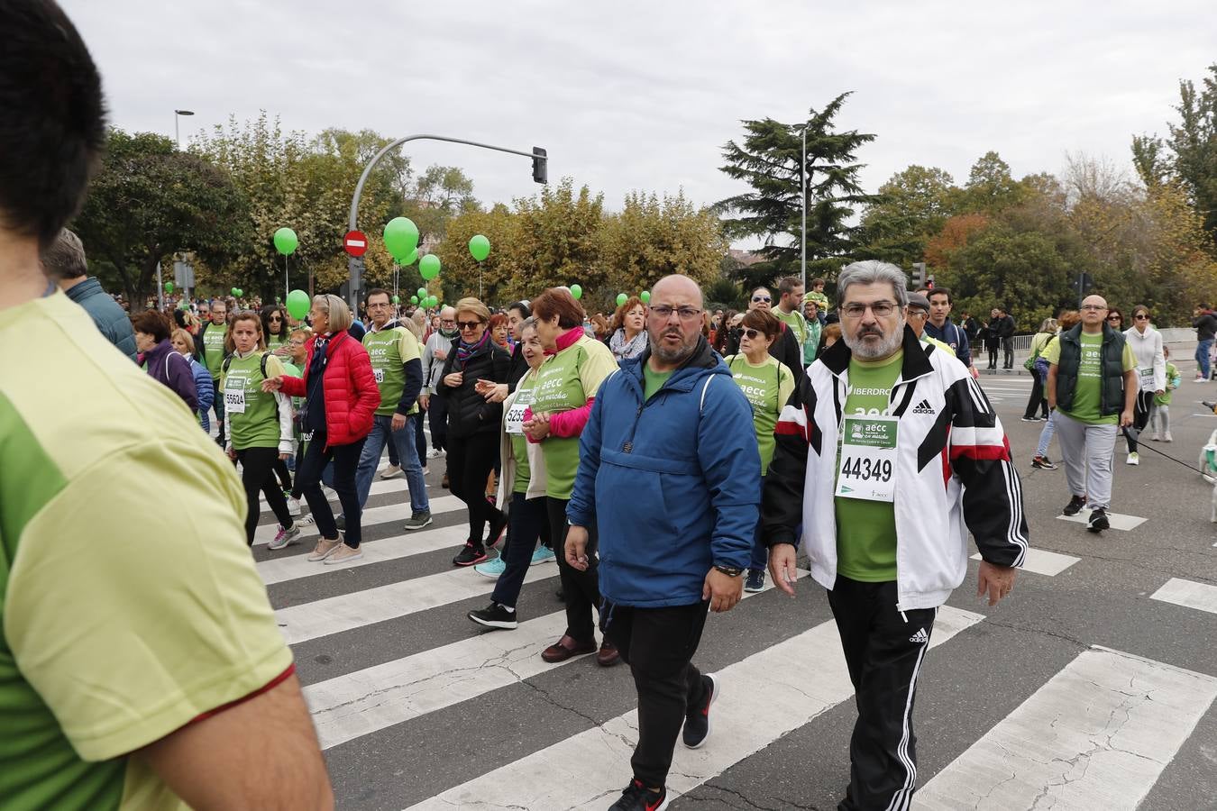 Participantes de la marcha contra el cáncer. 