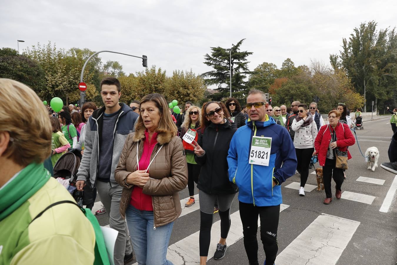 Participantes de la marcha contra el cáncer. 