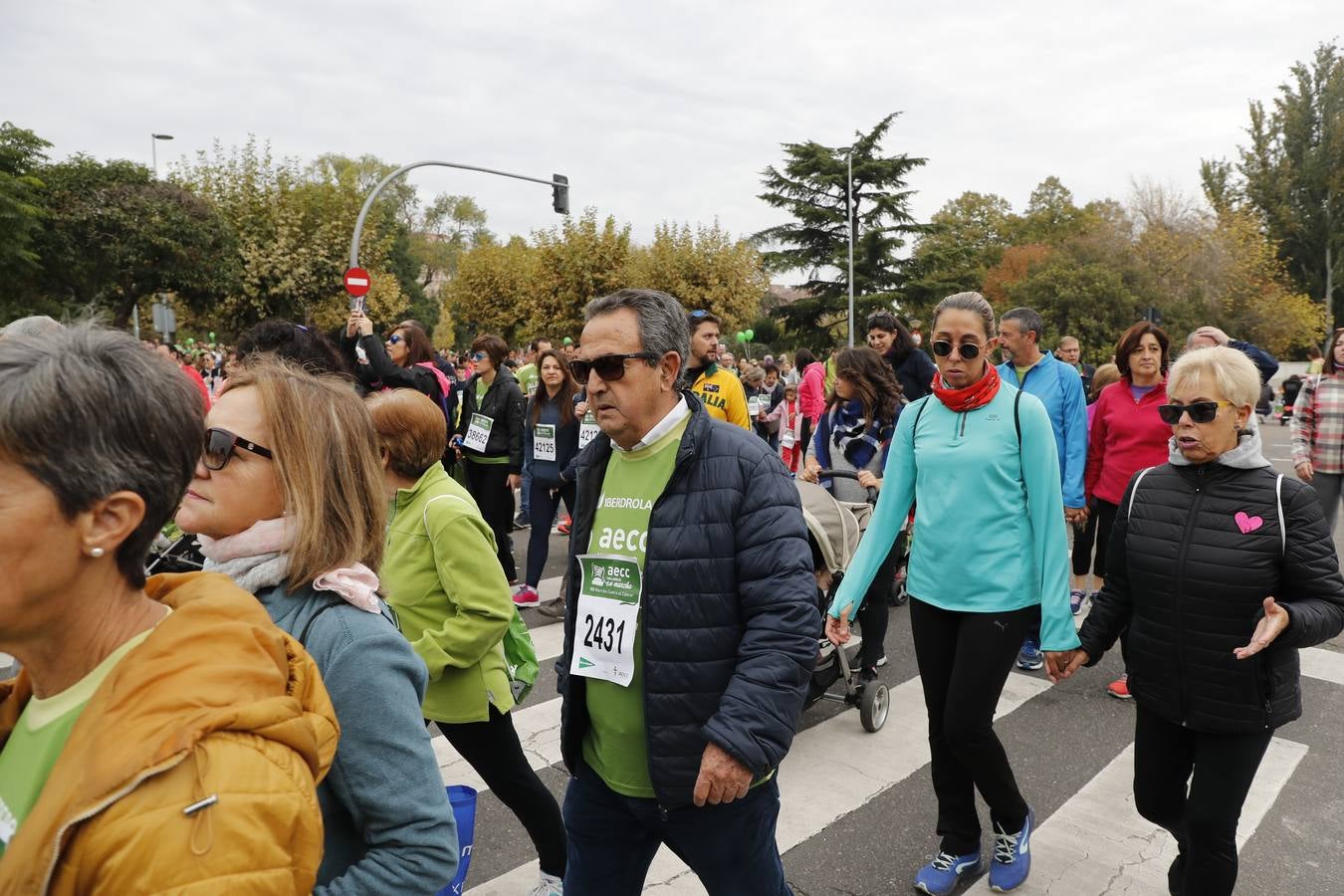 Participantes de la marcha contra el cáncer. 