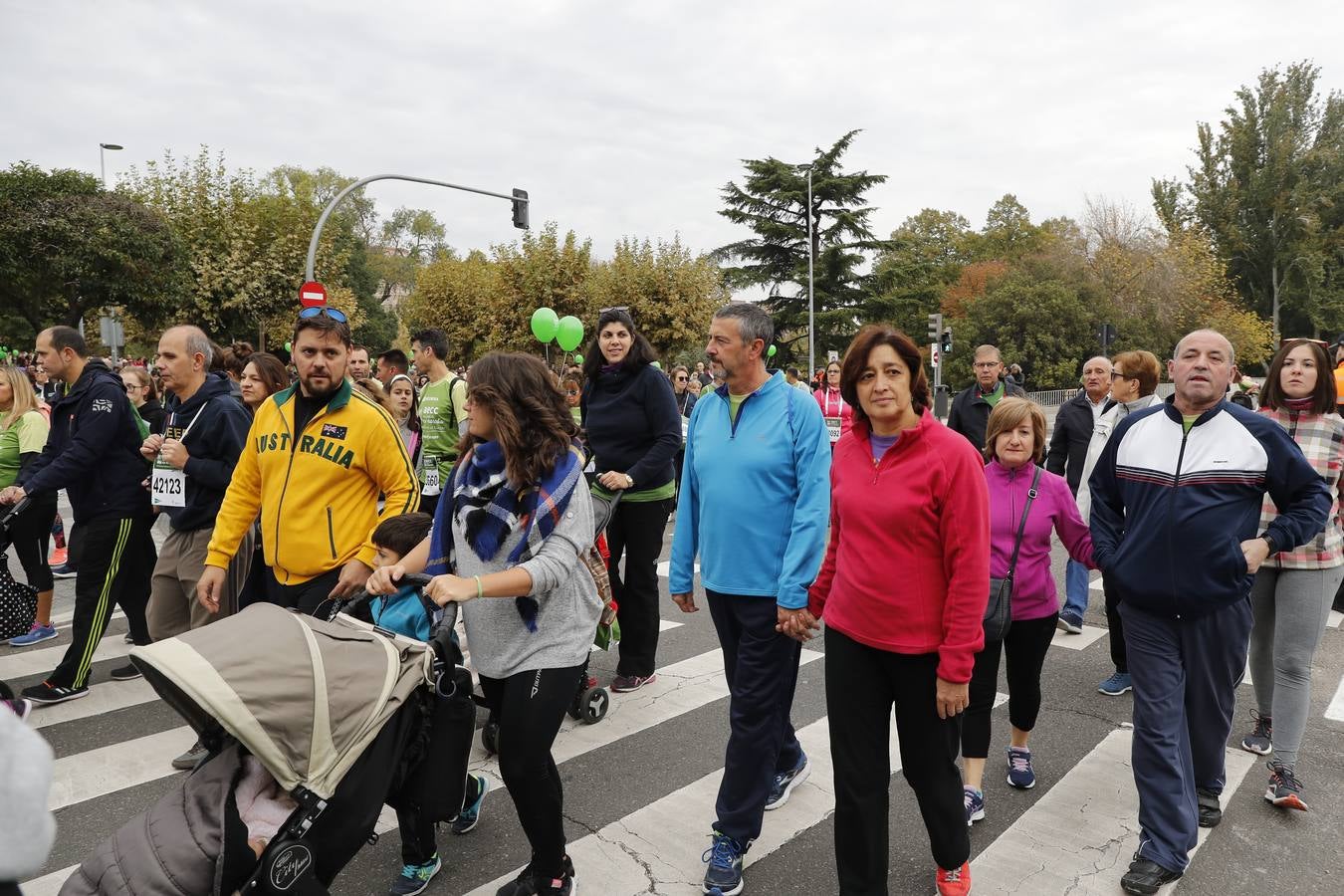 Participantes de la marcha contra el cáncer. 