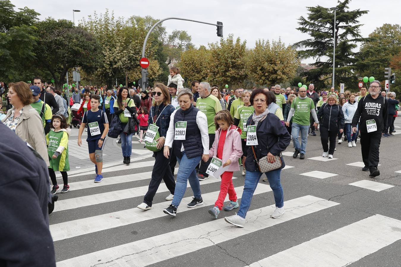 Participantes de la marcha contra el cáncer. 