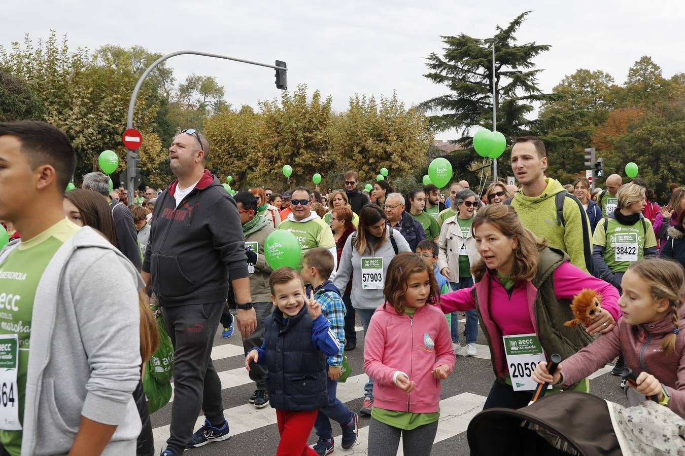 Participantes de la marcha contra el cáncer. 