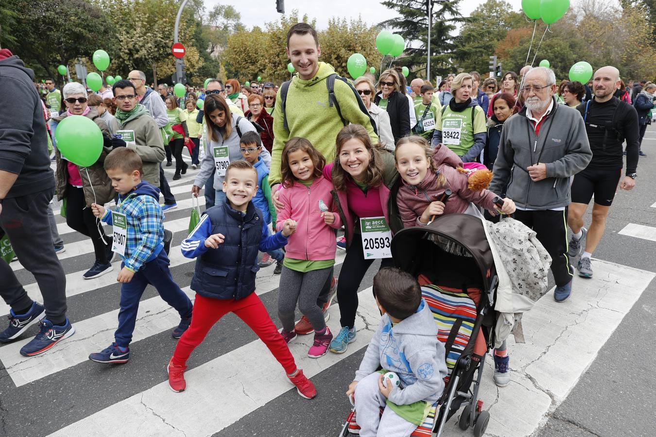 Participantes de la marcha contra el cáncer. 