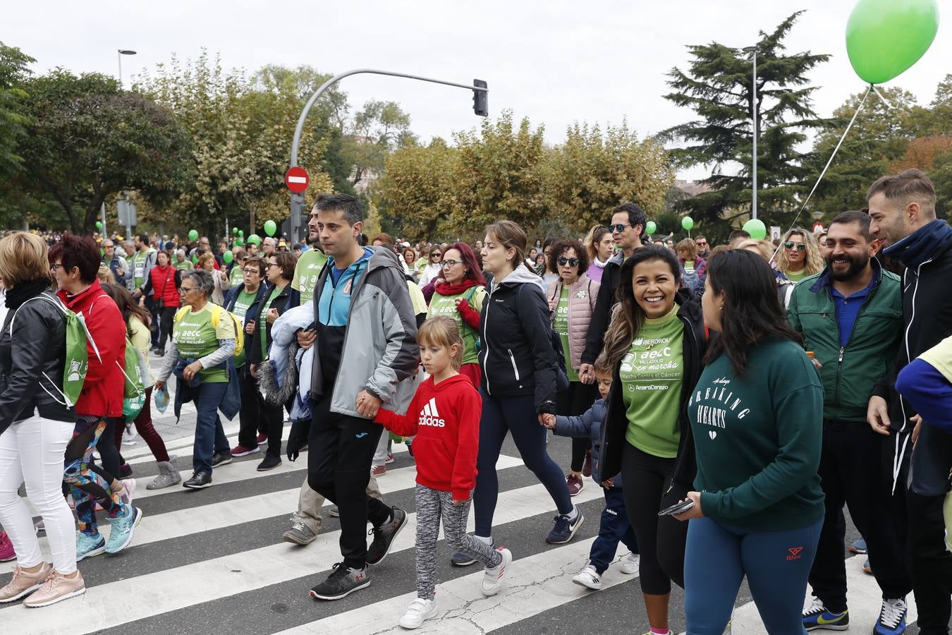 Participantes de la marcha contra el cáncer. 