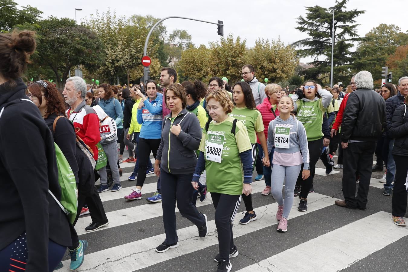 Participantes de la marcha contra el cáncer. 