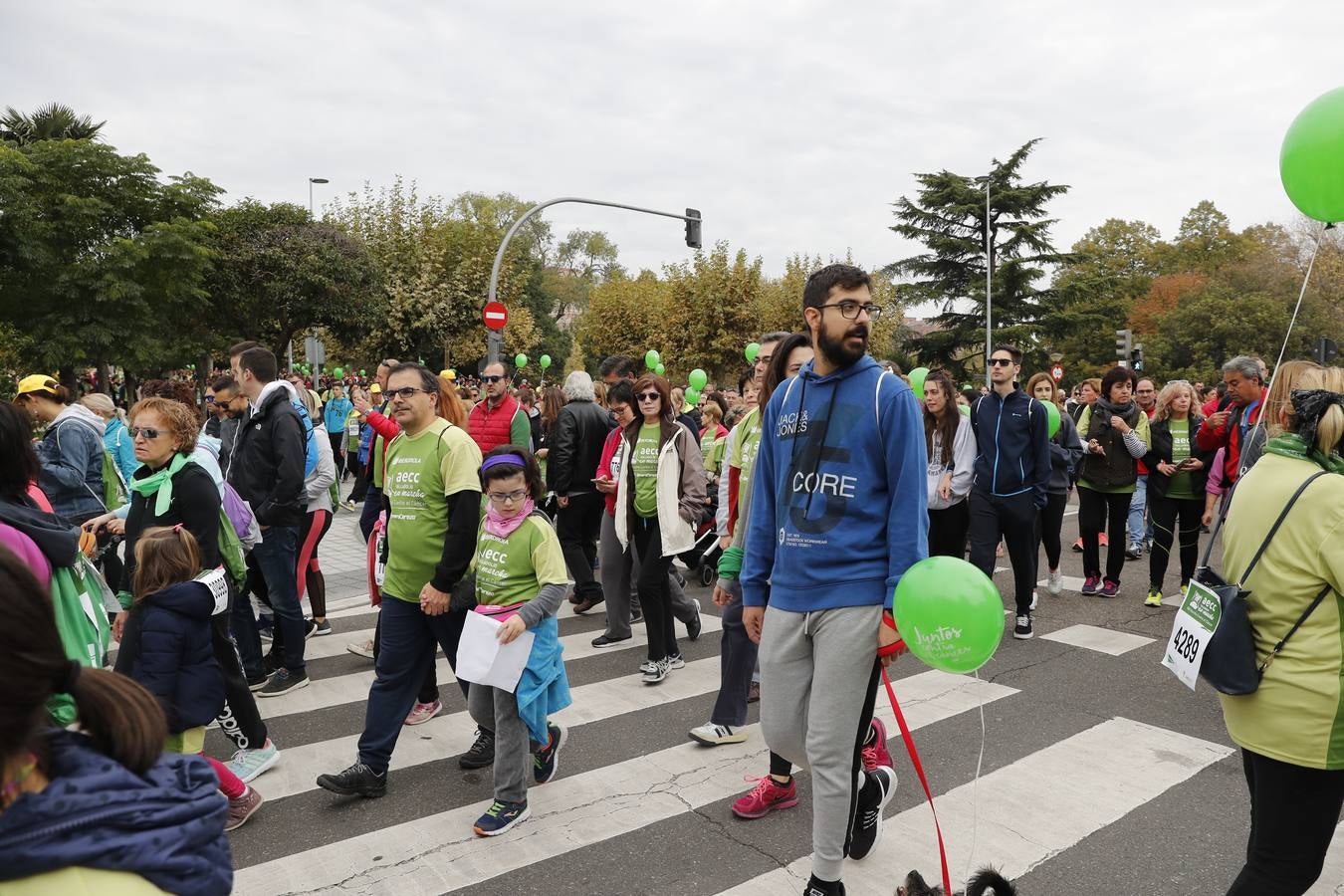 Participantes de la marcha contra el cáncer. 