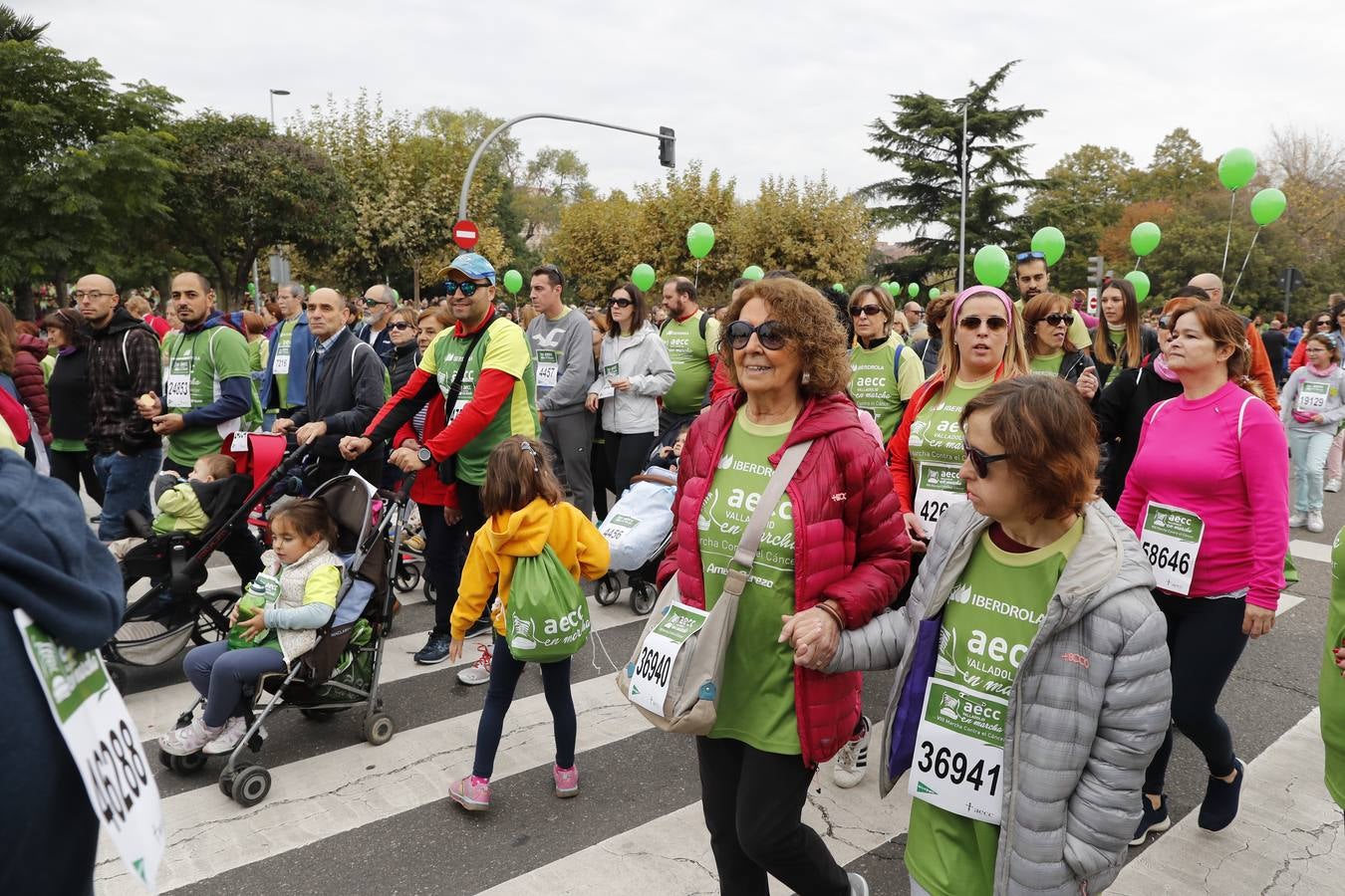 Participantes de la marcha contra el cáncer. 